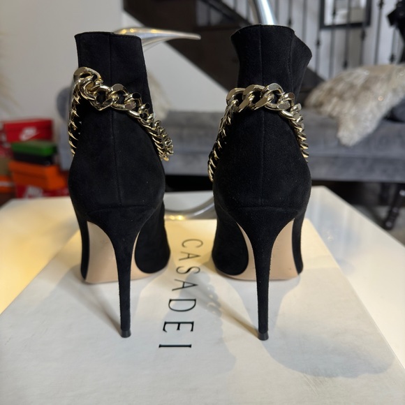 Casadei

Chain-Link Suede Booties - Picture 5 of 5